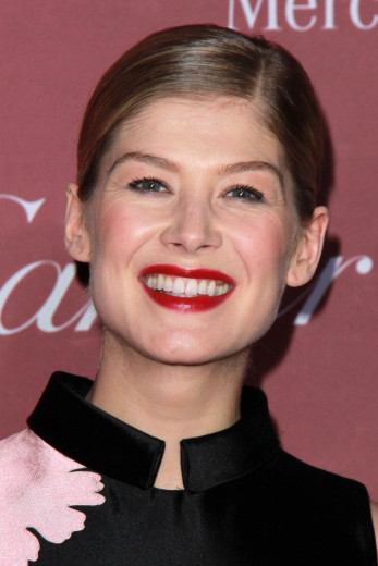 Portrait photo of the actress Rosamund Pike