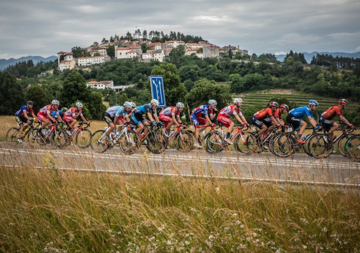 F013102 tourofslovenia 2019 stanjel vid ponikvar photo mala