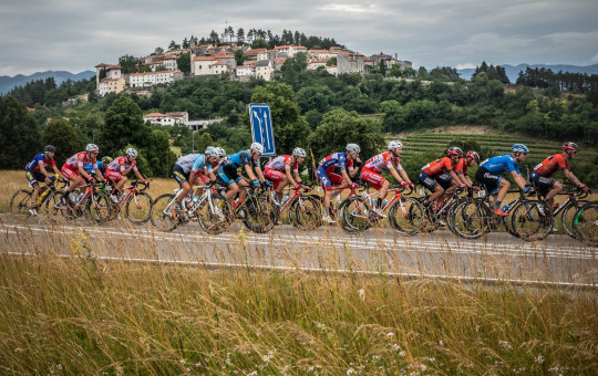 F013102 tourofslovenia 2019 stanjel vid ponikvar photo naslovna