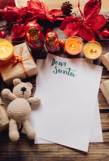 Na mizi leži list papirja z napisom Dragi Božiček