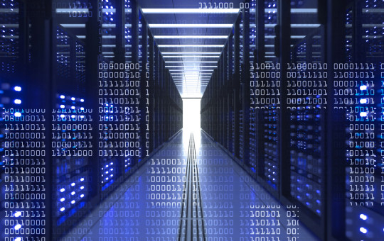 Strežniška soba z modro osvetljenimi računalniškimi strežniki in prekrivajočo se binarno kodo, ki simbolizira digitalne podatke in informacijsko tehnologijo.