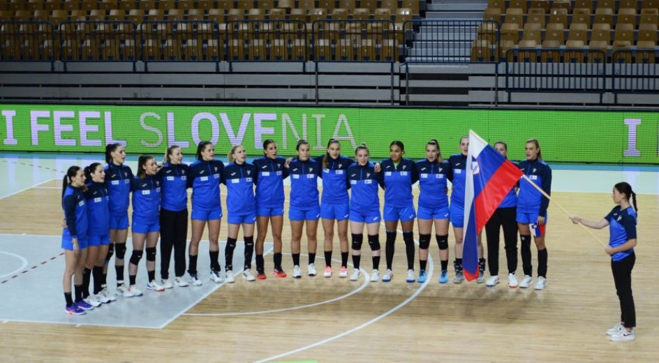 The women's handball team gathered in the middle of the field before the start of the match.