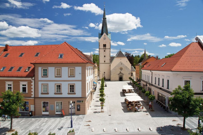 Slovenj Gradec. Pogled na trg in cerkev.