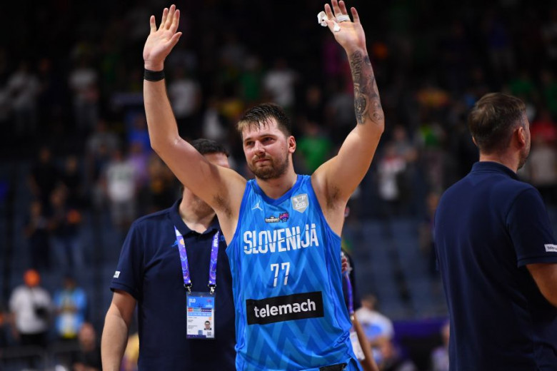 Najuspešnejši slovenski košarkar ob pozdravljanju gledalcev.