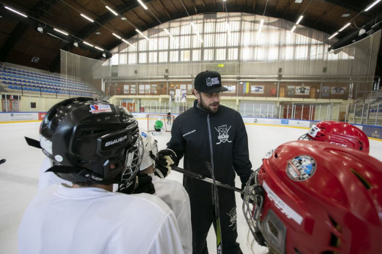 Anže Kopitar teaches the youngest hockey players