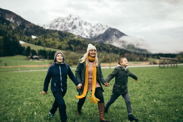 Otroci, ki se sprehajajo po gorskem travniku
