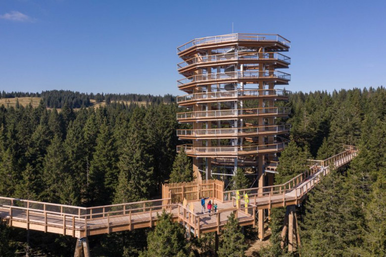 Sprehod po razglednem stolpu ponuja 360-stopinjski pogled na gorske vrhove