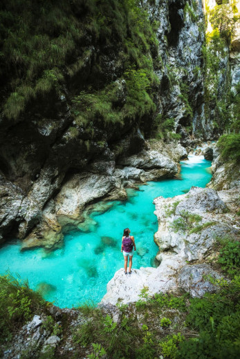 A girl is wathing the river