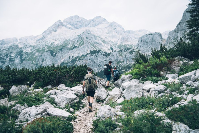 A cople on the mountain trail is walking