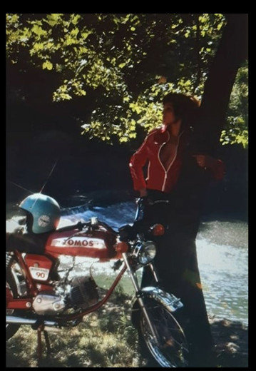 MALA Ženska in Tomos