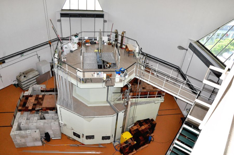 Exterior of the white hexagonal vessel of the TRIGA reactor, which is more than 6 meters in height, with the reactor core submerged underwater.