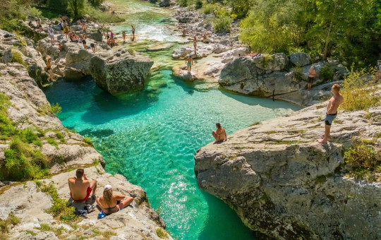 Članek o slovenskih jezerih, rekah in morju, ki ponujajo osvežitev v p0oletnih dneh.