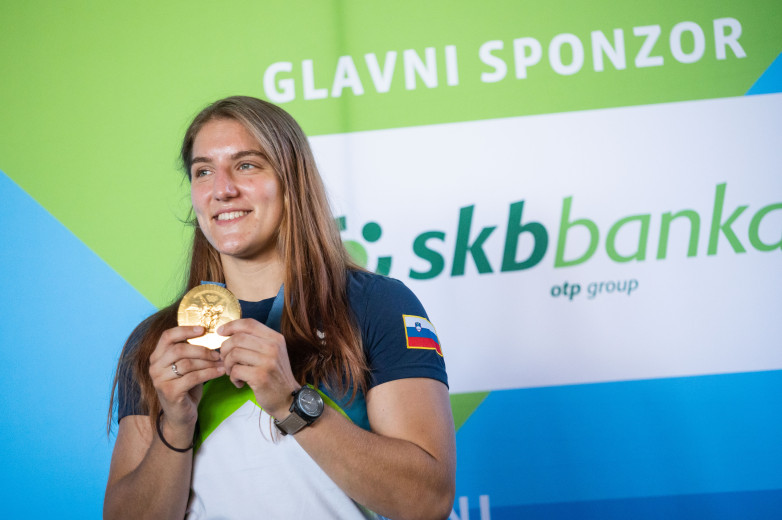 Andreja Leški z zlato medaljo okoli vratu.