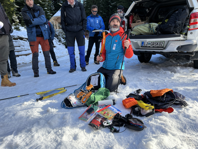 Strokovni sodelavec PZS in gorski reševalec Matjaž Šerkezi predstavlja obvezno zimsko opremo.
