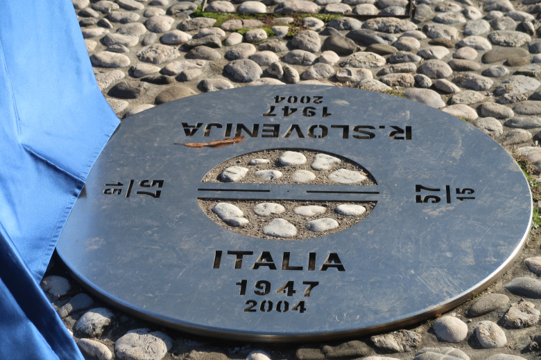 Metal plaque on the ground of Europe Square in NG.