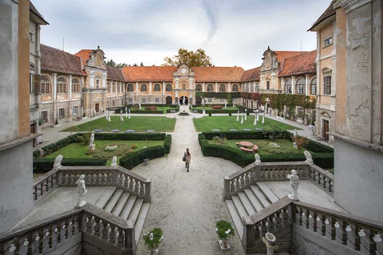 Statenberg Castle, with the castle garden in the foreground.