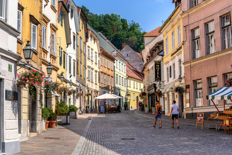 Ulica v starem mestnem jedru Ljubljane.