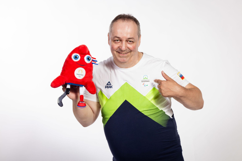 Tiršek holds the Paralympic mascot in his right hand.