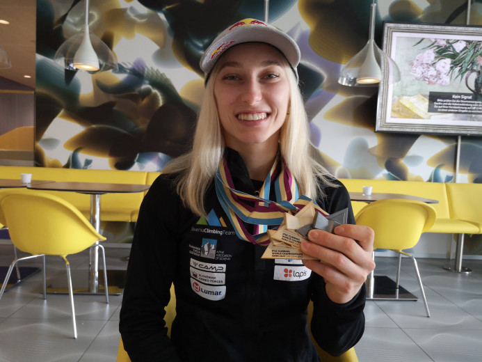 Janja Garnbret holding her gold medal.