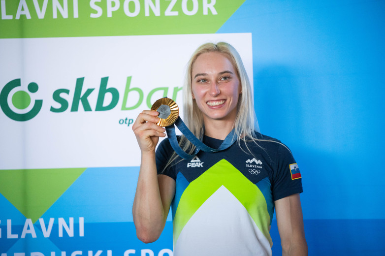 Janja Garnbret z zlato medaljo okoli vratu.