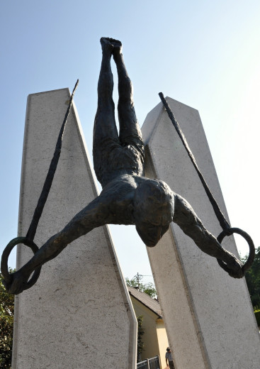 Leon Štukelj Monument - standing on circles.