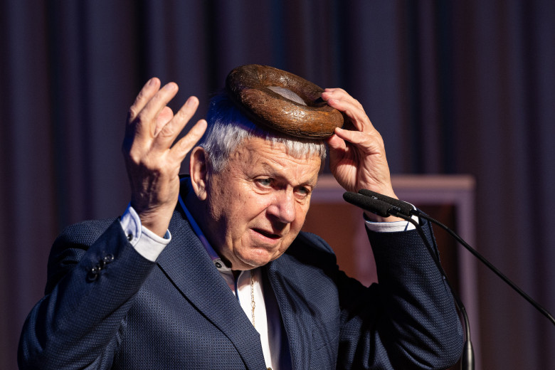 Oskar Kogoj with his wooden head piece.