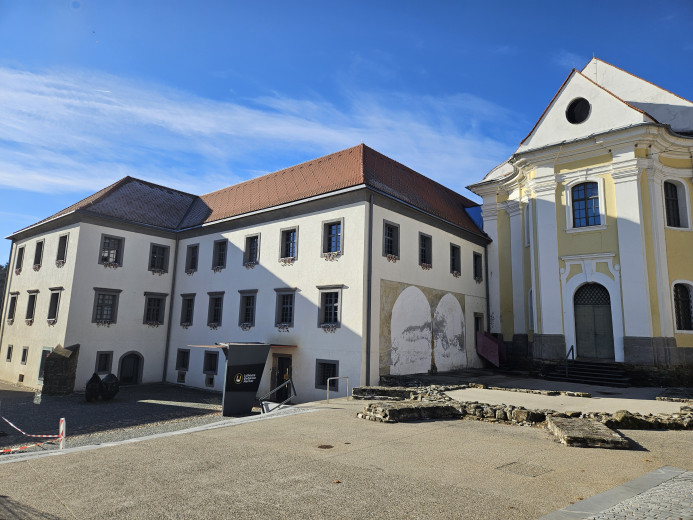 Zgradba lutkovnega gledališča v Mariboru.