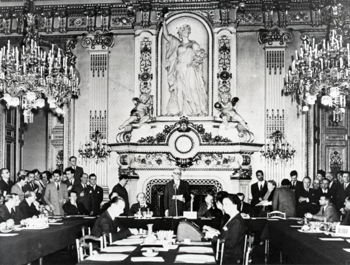 A photo in black and white depicting european politicians having a meeting