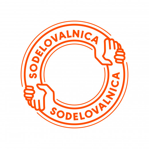 Rdeč logotip Sodelovalnice, ki ponazarja dva para rok, ki se držita skupaj v krogu, in napis "Sodelovalnica" v notranjosti.