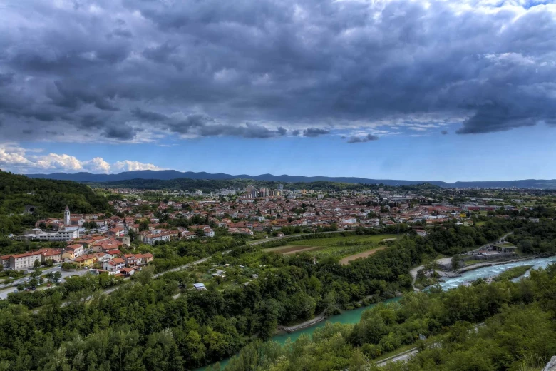 Panoramski pogled na Novo Gorico pod oblačnim nebom.
