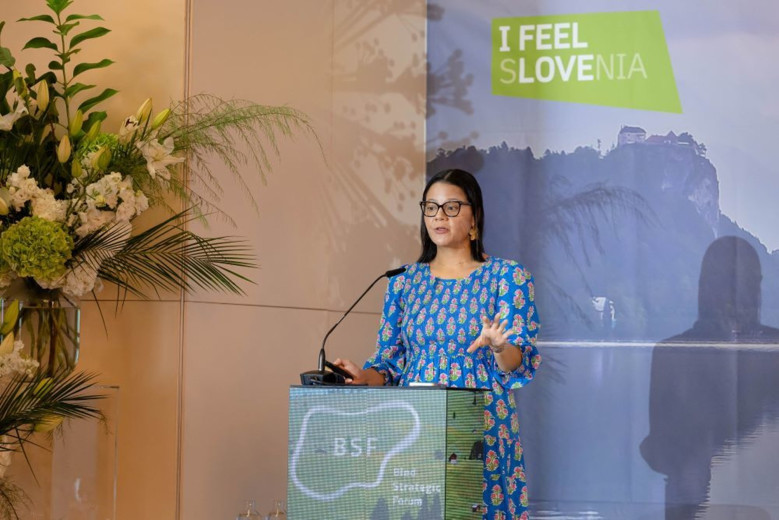 Natalia Bayona at the podium during a panel on tourism.