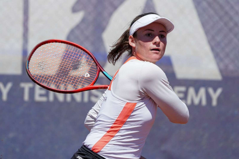 Tamara Zidanšek swings a racket on the tennis court.