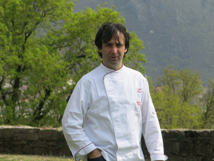 Tomaž Kavčič v kuharski opremi.