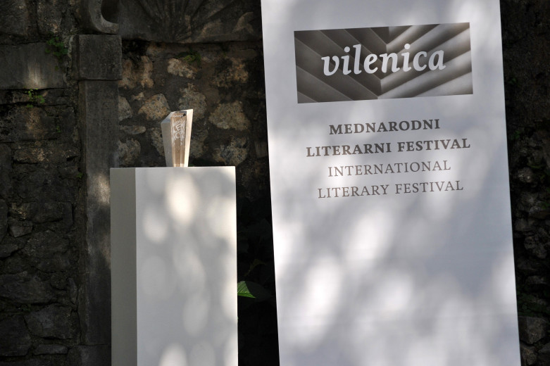 Spomenik z napisom: Vilenica, mednarodni literarni festival