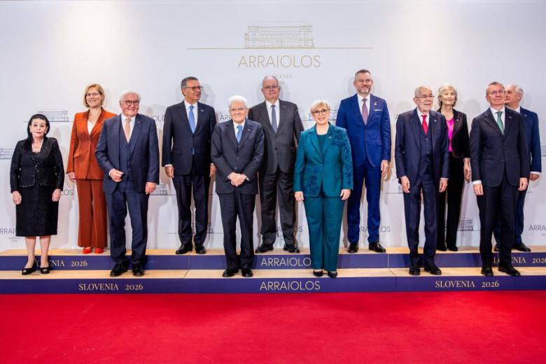 Twelve European presidents, members of the Arraiolos Group, pose in a formal group photo on a red carpet before an “Arraiolos” backdrop.