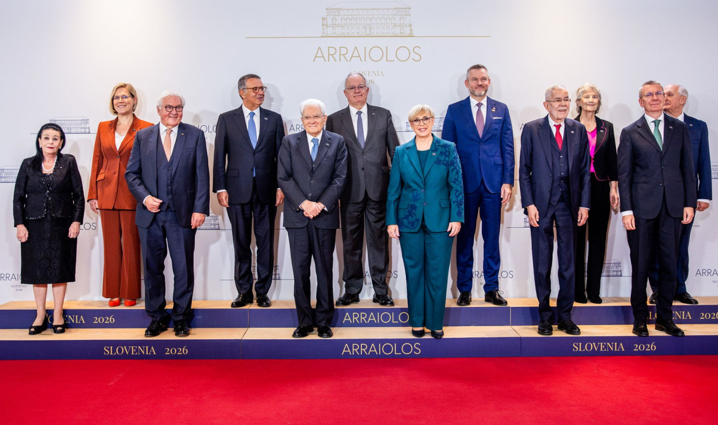 Twelve European presidents, members of the Arraiolos Group, pose in a formal group photo on a red carpet before an “Arraiolos” backdrop.
