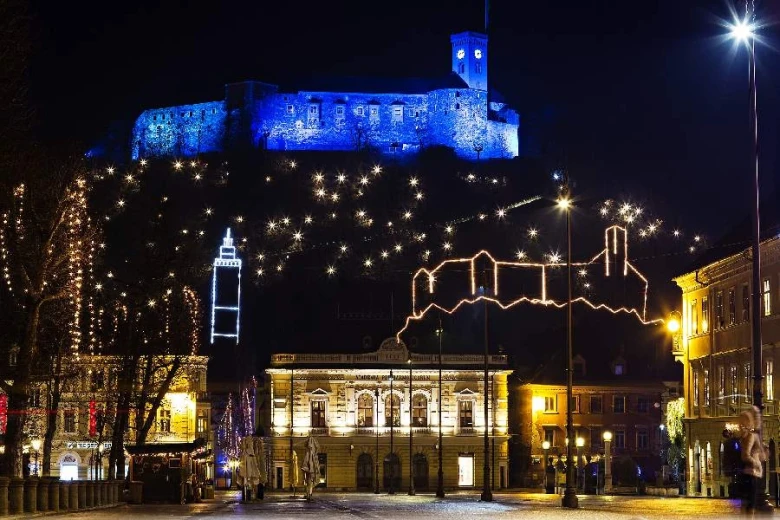 Pogled na praznično osvetljen ljubljanski grad.