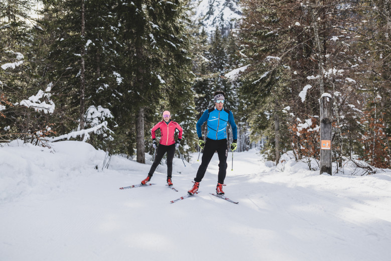 A man and a woman on cross-country skis in Tamar.