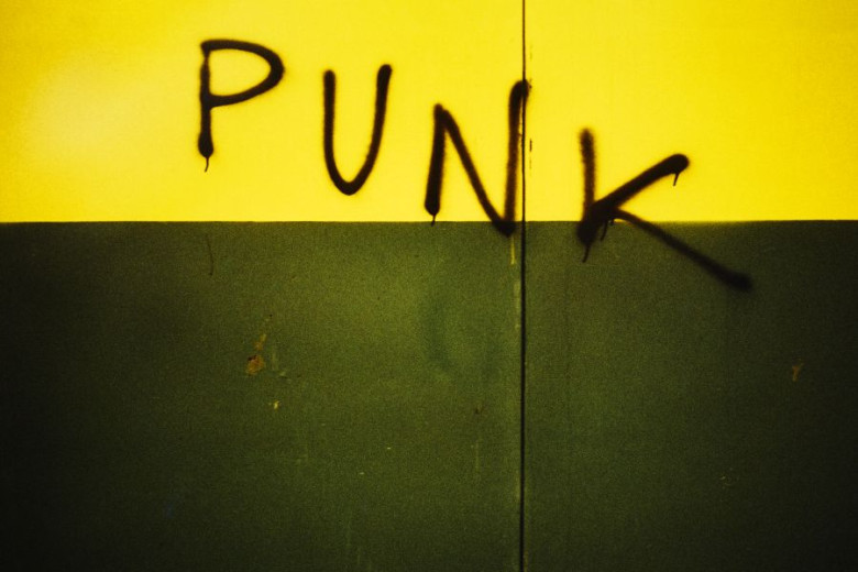 Grafiti saying punk.