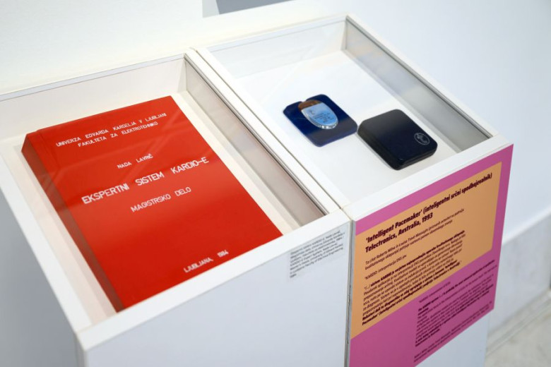 Exhibit of Master’s thesis about the KARDIO system and the the first artificial intelligence-powered pacemaker in a glass case.