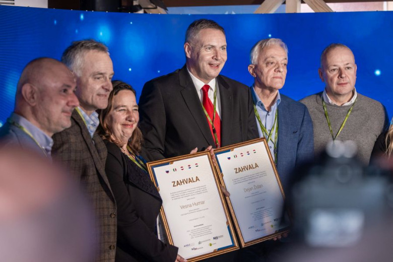 State secretaries Židan and Humar holding certificate of appreciation in their hands.